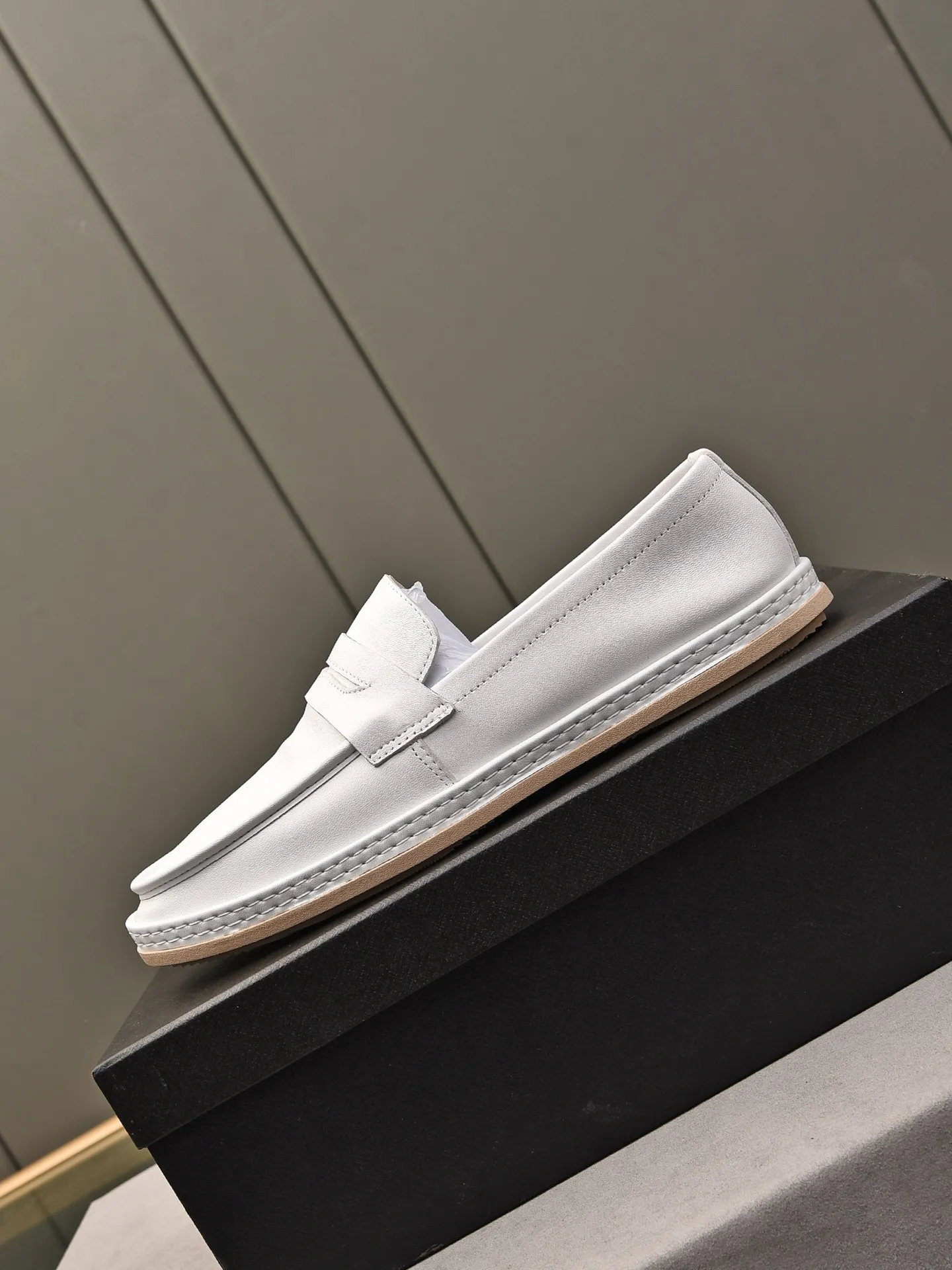 👟👟👟Men's Shoes💰P420 🆕🔥New Updates🔥👟PRADA (Prada) new products are released, imported soft cowhide, fashionable to allow air to penetrate the entire shoe, and the awesome shoes [strong] bring an extremely comfortable and breathable feeling! Beautiful inside and out! Exquisite workmanship, top-grade cowhide material, 😌Number: 38~44, black and white color options.